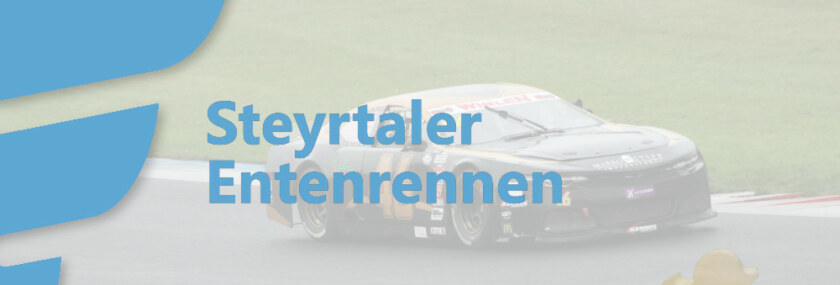 Fotomontage - DTM-Rennstrecke. Das DTM-Renn-Auto wird von der Holzente mit dem DECOM-Logo überholt. Schriftzug: Steyrtaler Entenrennen in blau.