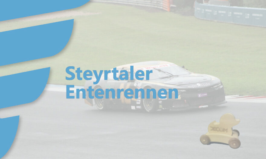 Fotomontage - DTM-Rennstrecke. Das DTM-Renn-Auto wird von der Holzente mit dem DECOM-Logo überholt. Schriftzug: Steyrtaler Entenrennen in blau.