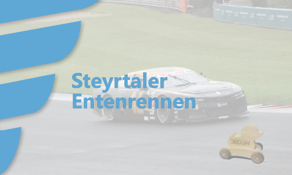 Fotomontage - DTM-Rennstrecke. Das DTM-Renn-Auto wird von der Holzente mit dem DECOM-Logo überholt. Schriftzug: Steyrtaler Entenrennen in blau.