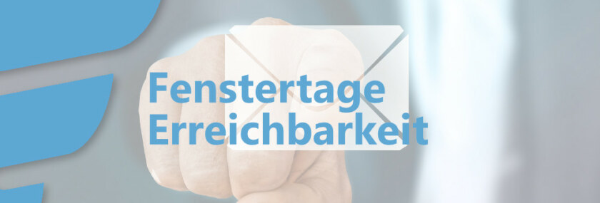 Bildausschnitt Mann in dunklem Anzug, Oberkörper und Hand - Zeigefinger zeigt auf ein Briefkuvert-Symbol im Vordergrund - Schriftzug: Fenstertage Erreichbarkeit