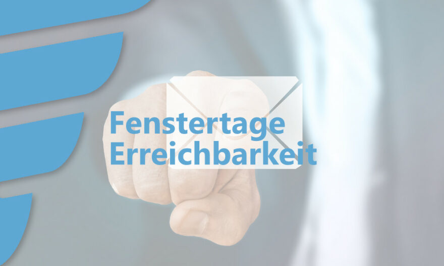 Bildausschnitt Mann in dunklem Anzug, Oberkörper und Hand - Zeigefinger zeigt auf ein Briefkuvert-Symbol im Vordergrund - Schriftzug: Fenstertage Erreichbarkeit