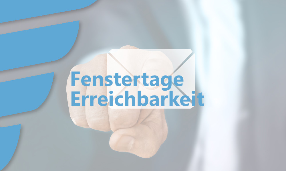 Bildausschnitt Mann in dunklem Anzug, Oberkörper und Hand - Zeigefinger zeigt auf ein Briefkuvert-Symbol im Vordergrund - Schriftzug: Fenstertage Erreichbarkeit