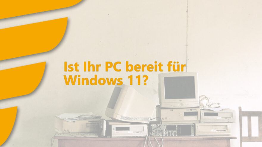 Alte PC's und Röhrenbildschirme stehen auf einem braunen Holztisch! Im Vordergrund der Schriftzug mit der Frage: Ist Ihr PC bereit für Windows 11?